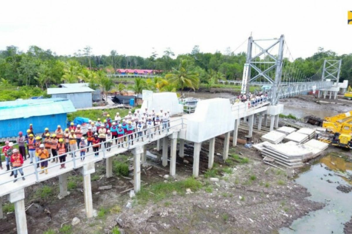 Kementerian PUPR menuntaskan pembangunan jembatan gantung di Kabupaten Asmat