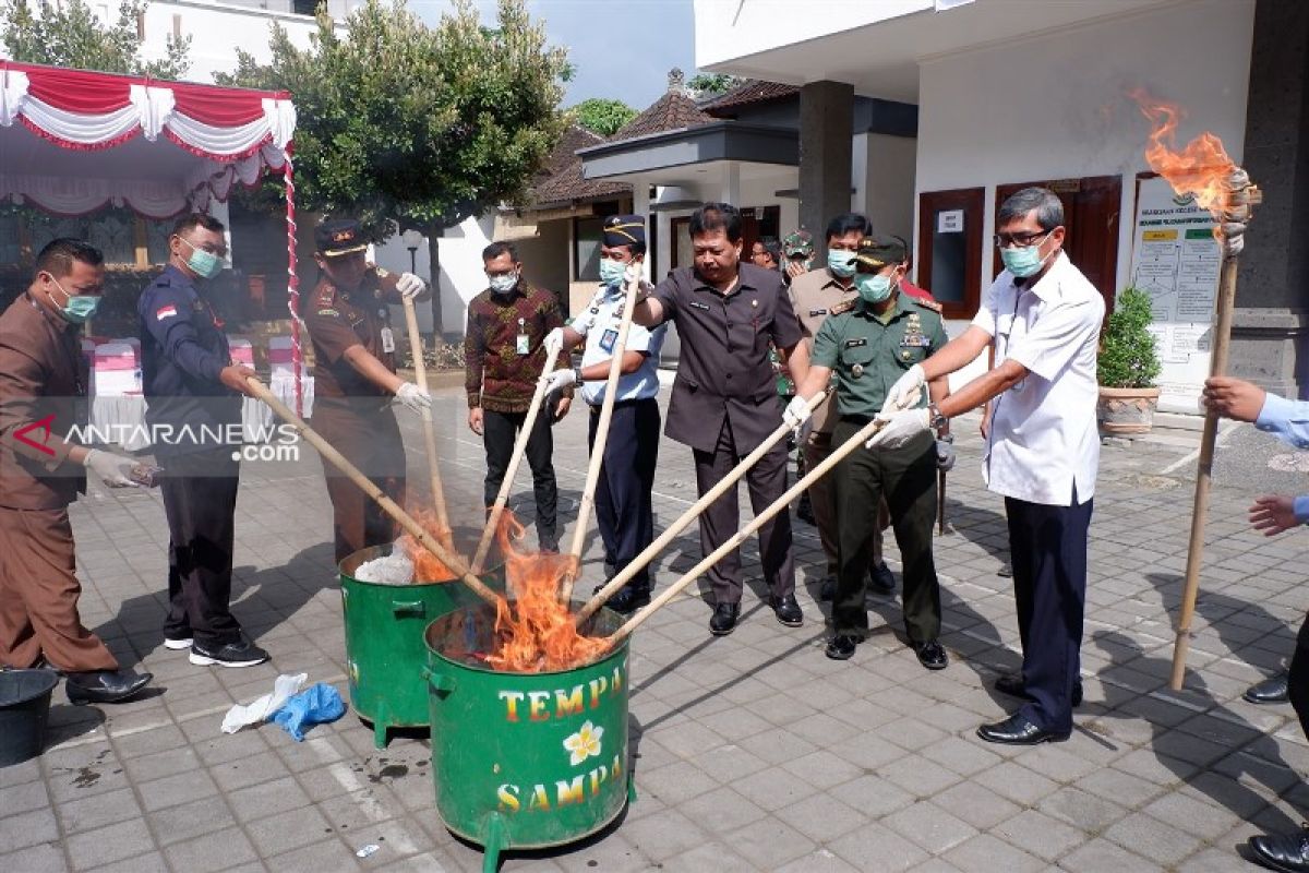 Kejari Gianyar Musnahkan Barang Bukti dari 26 Perkara