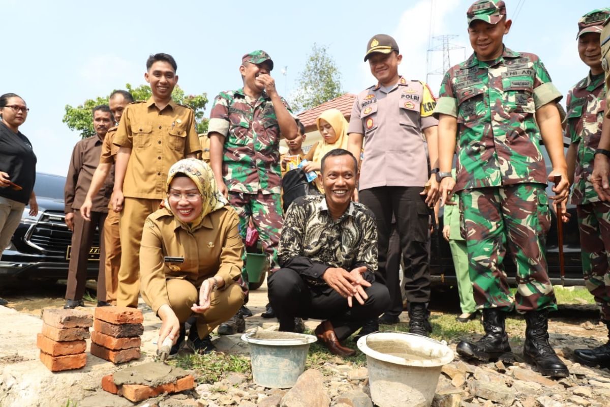 Pemkab Serang bersama TNI buka jalan hutan