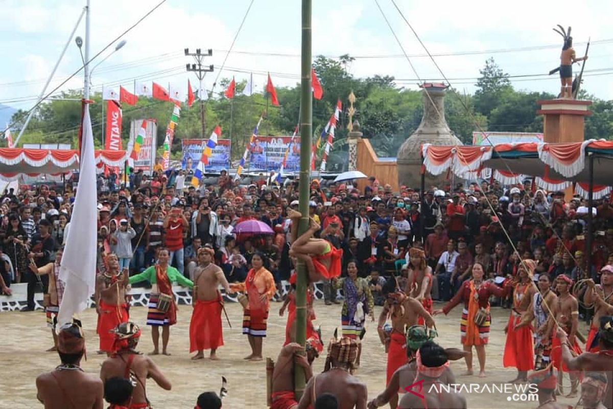 Perhelatan Festival Budaya Dayak di Bengkayang kenalkan ikon dan budaya
