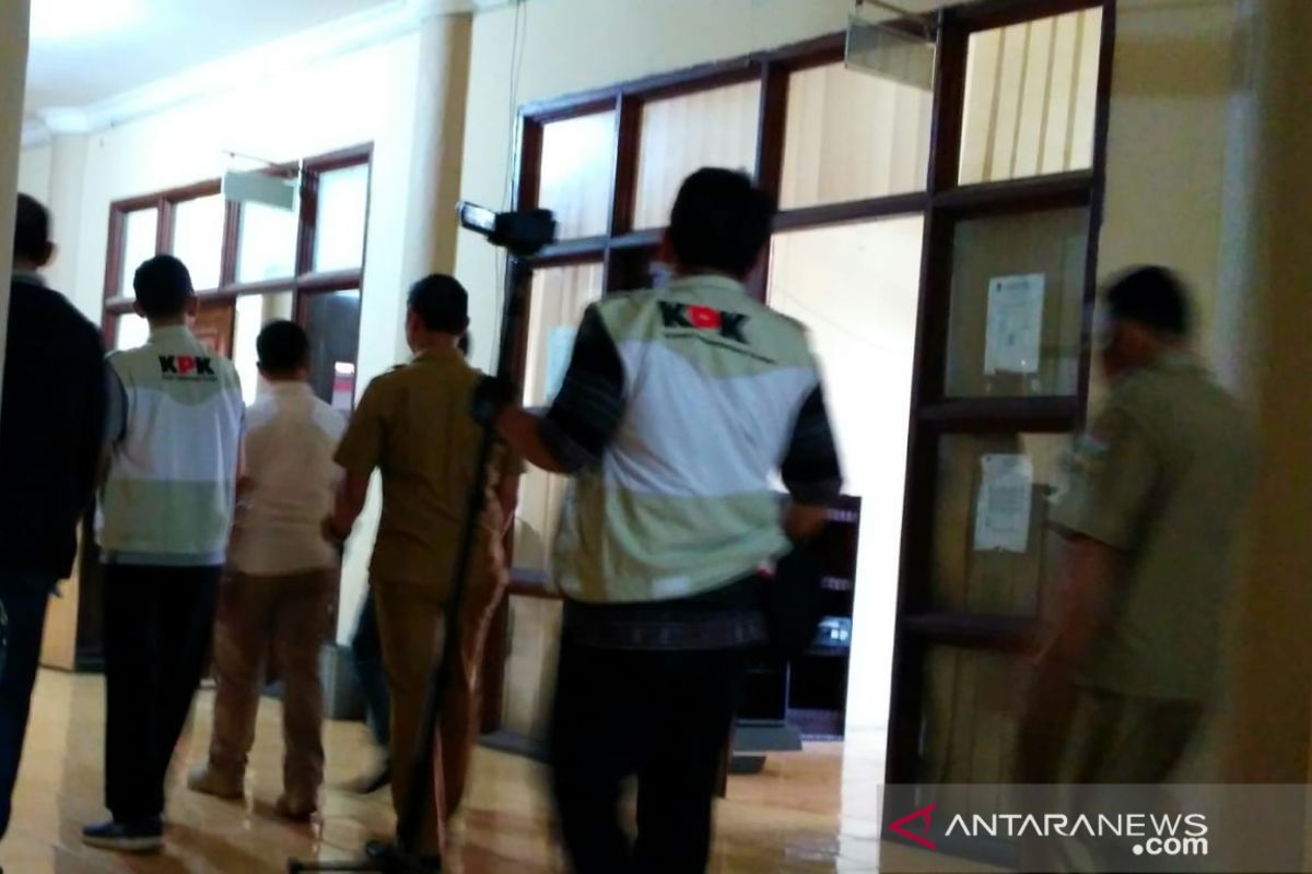 KPK geledah kantor Bupati Solok Selatan terkait kasus pengadaan barang