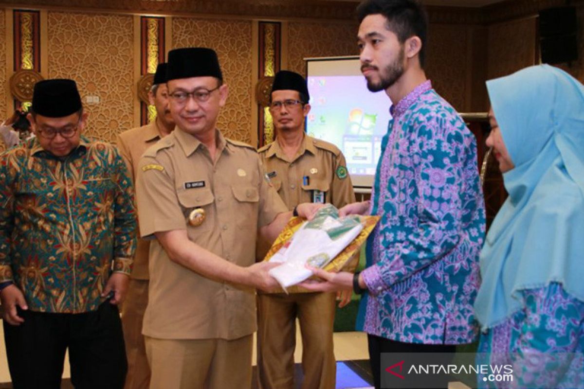 Walkot Pontianak berikan tali asih kepada 710 calon haji