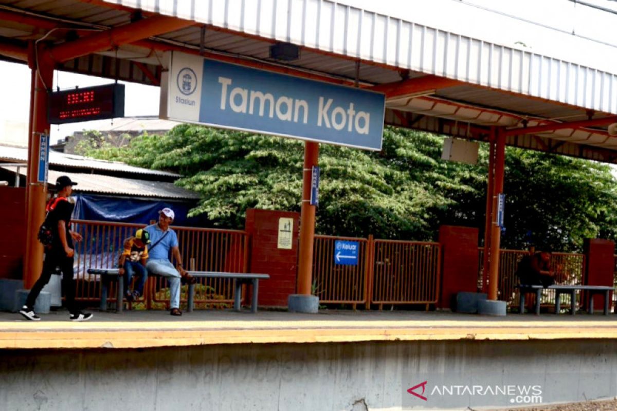 Penumpang Stasiun Taman Kota menanggapi rencana pemberhentian THB