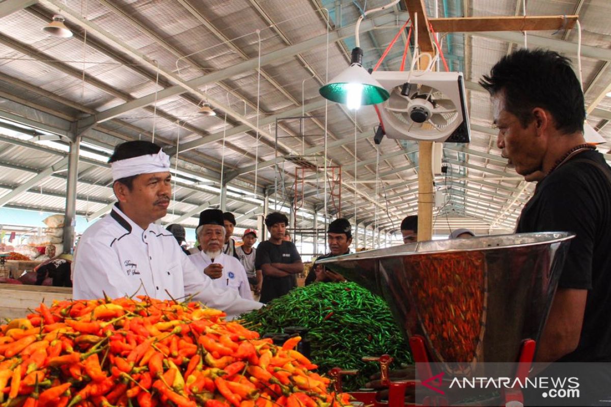 Harga cabai di pasar tradisional Karawang Jawa Barat melonjak