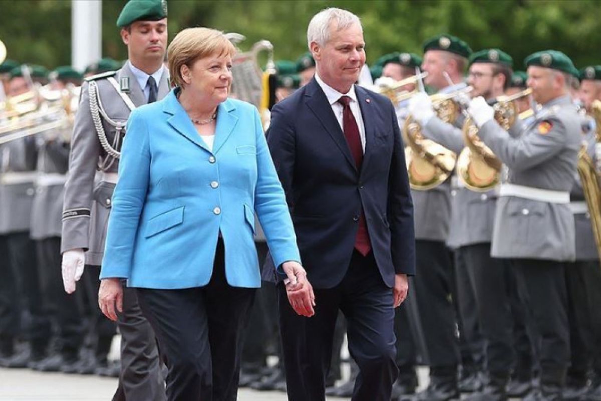 Merkel terlihat gemetar lagi saat upacara terbuka