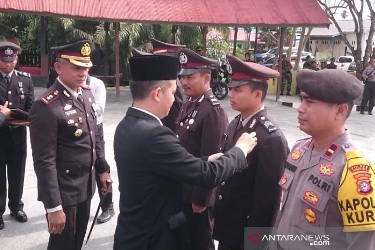 Empat anggota Polres Gunung Mas terima Satya Lencana