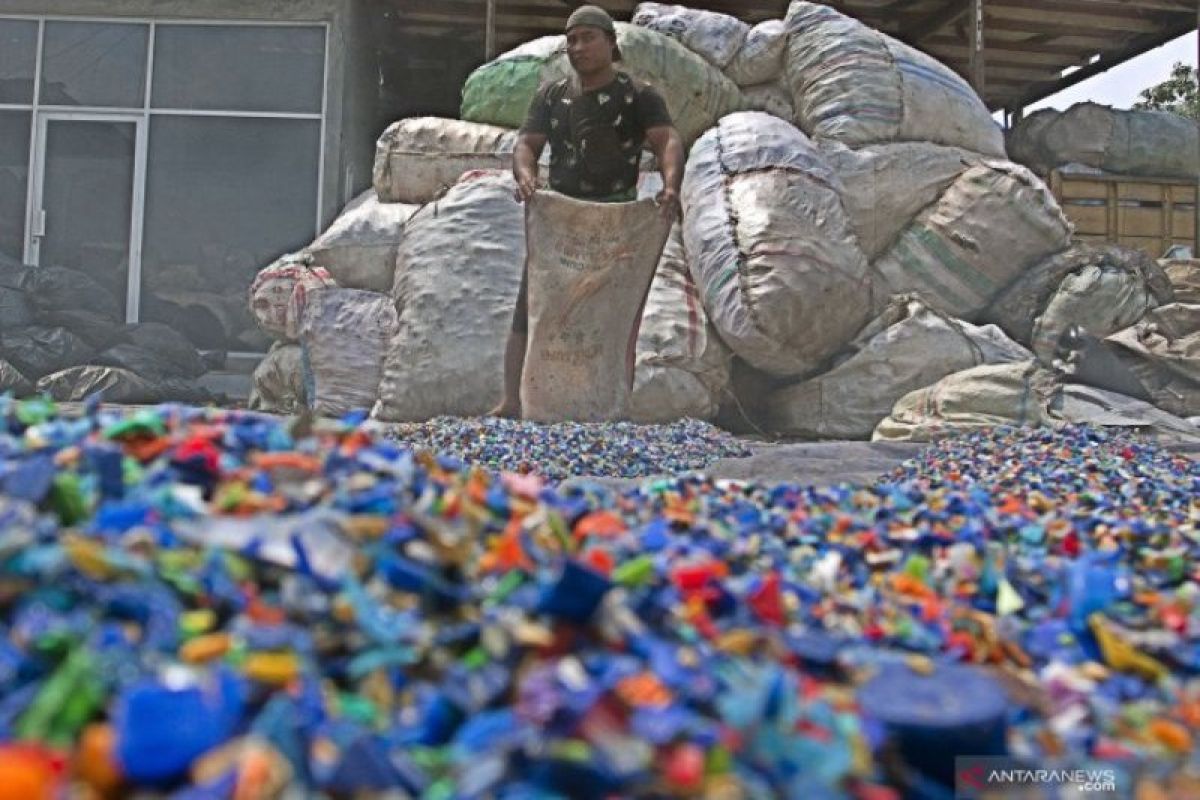 DPR sarankan industri ciptakan plastik ramah lingkungan