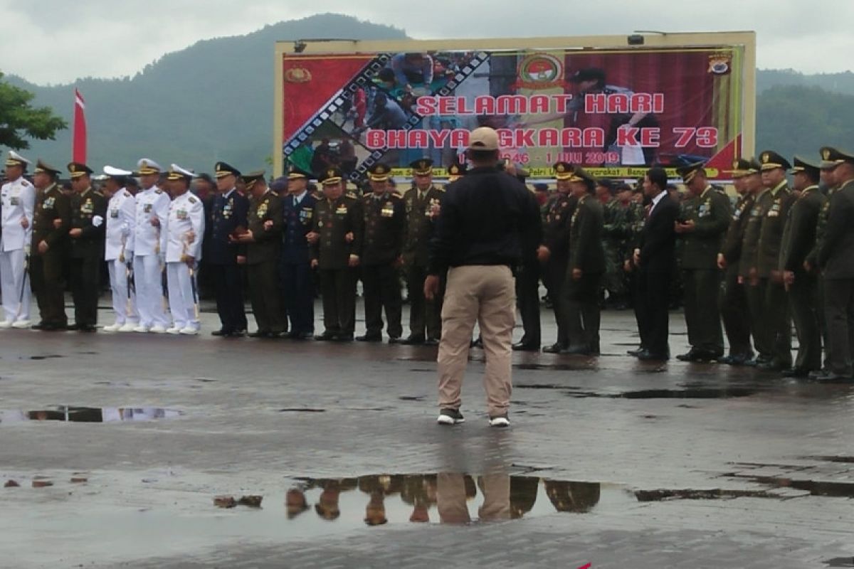 Lagu mars TNI warnai Hari Bhayangkara di Polda Maluku