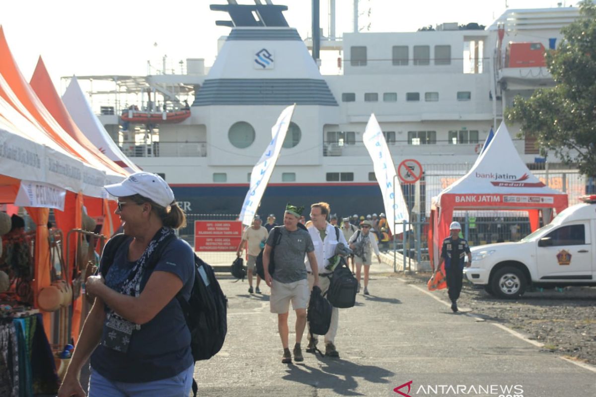 Kapal pesiar MV Silver Discover bawa ratusan wisatawan singgahi Banyuwangi