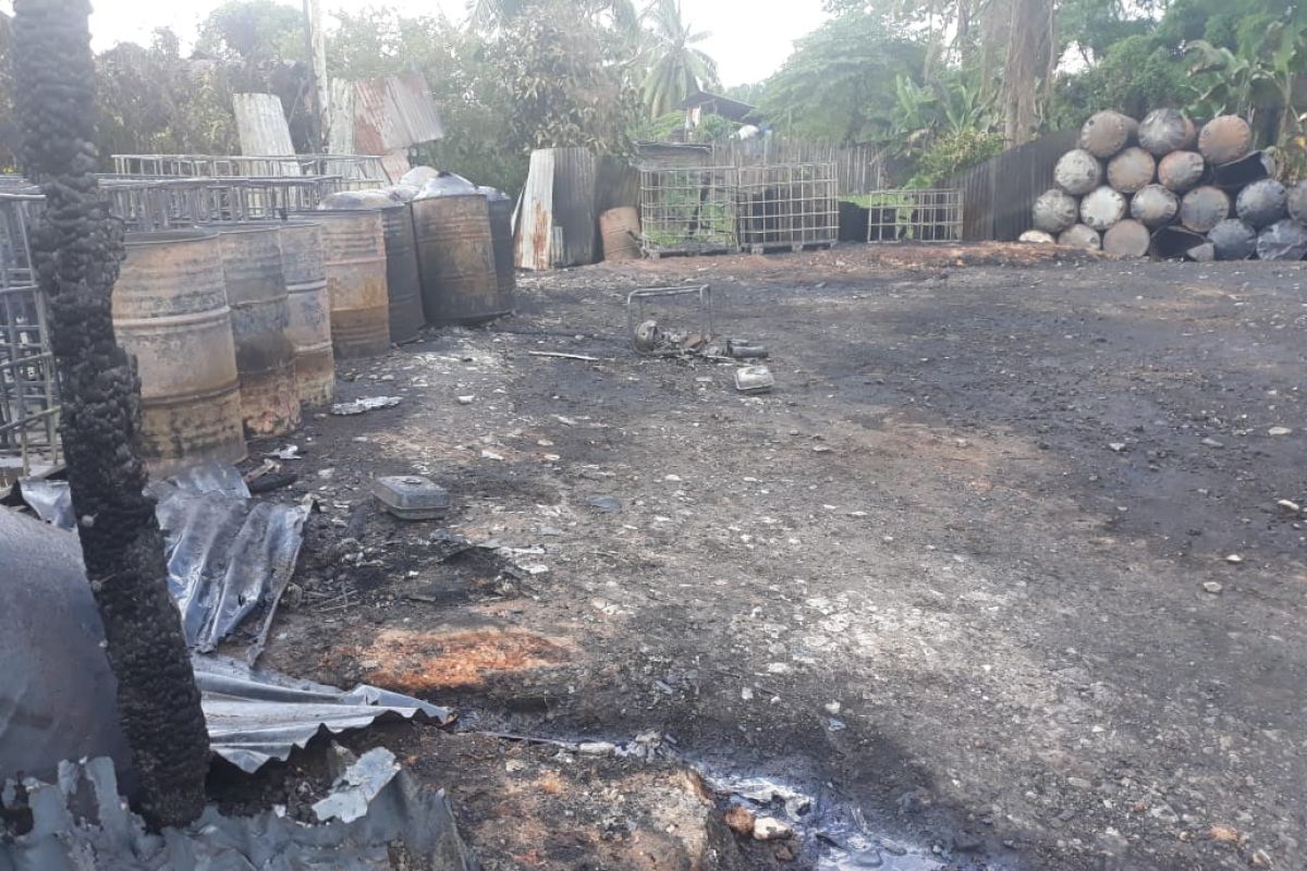 Ribuan liter minyak ilegal dalam gudang terbakar di Jambi