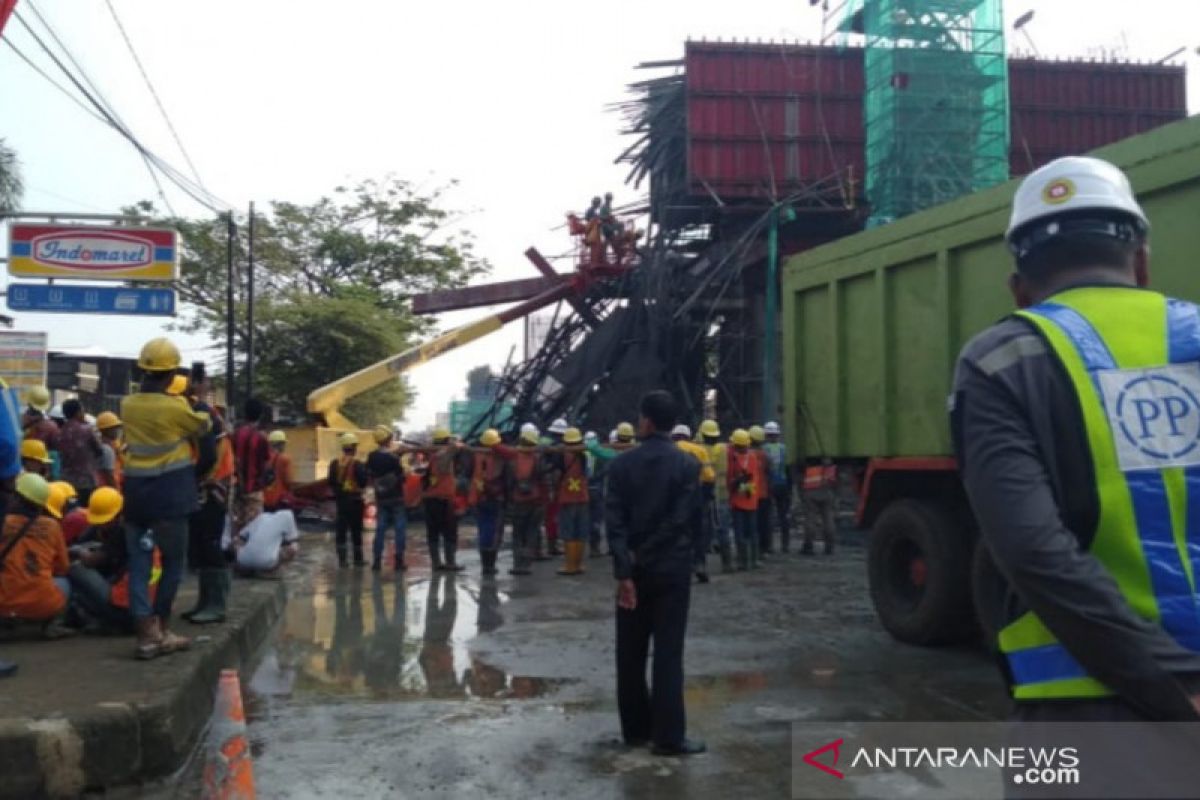 Dua orang luka akibat tiang pancang Tol BORR ambruk