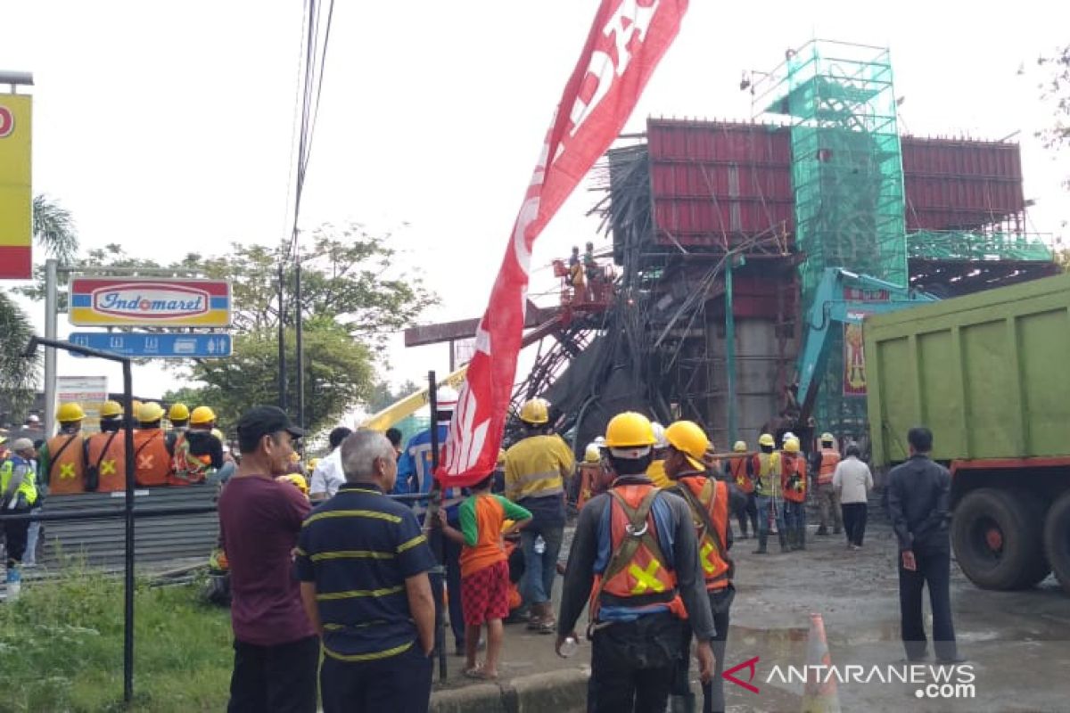 Jalan Sholeh Iskandar masih ditutup akibat tiang pancang Tol BORR ambruk