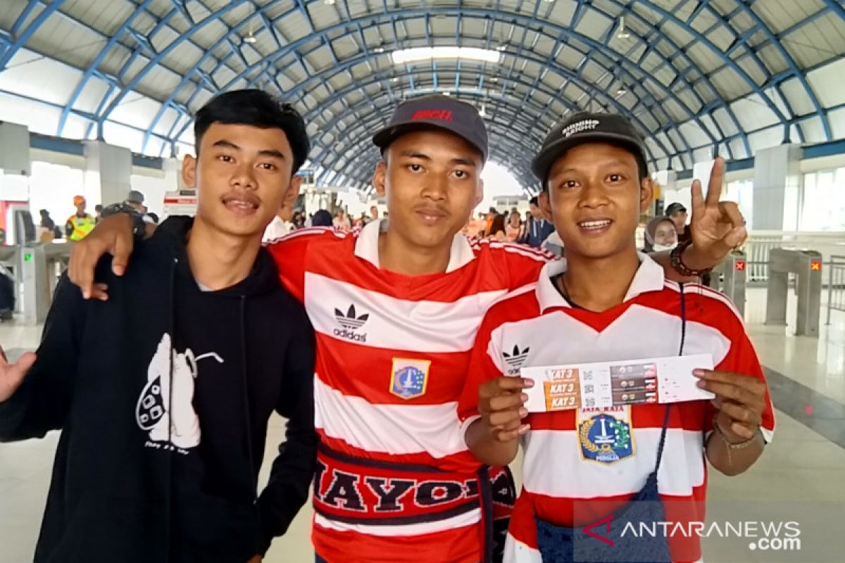 Suporter tanpa tiket masuk tribun di menit akhir