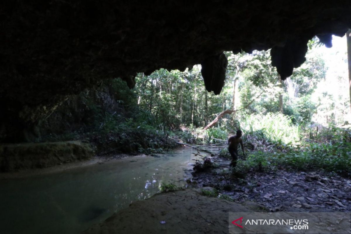 Menguji Adrenalin di Goa Segegeh Sumber Air Warga