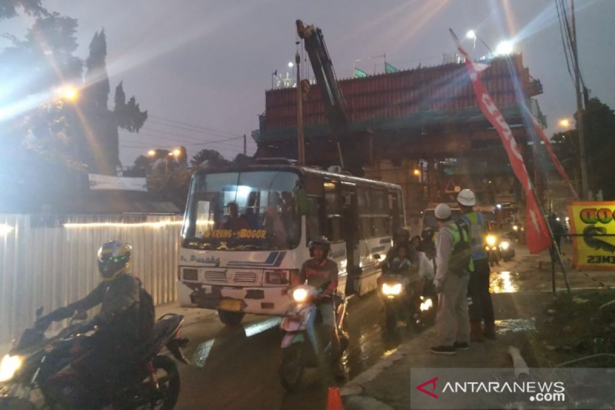 Jalan Sholeh Iskandar dibuka terbatas pasca-evakuasi runtuhan cor tiang pancang