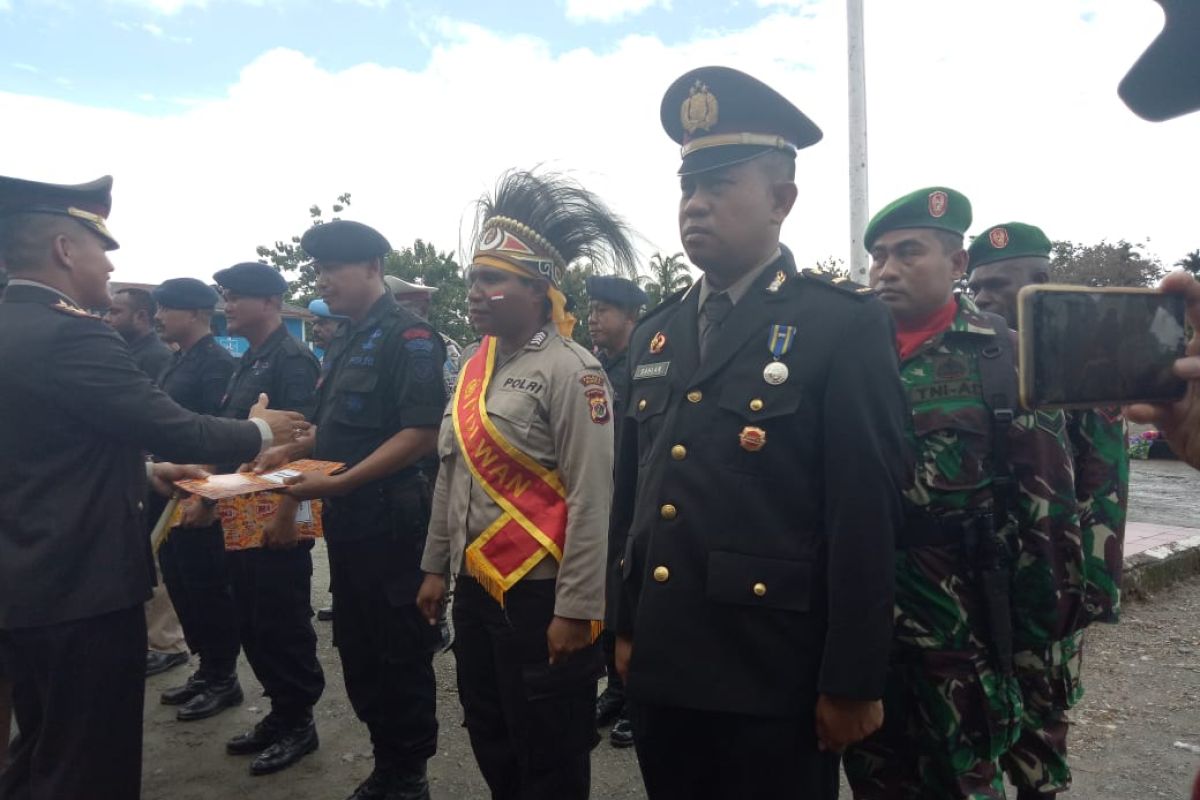 23 anggota Polri-TNI di Mimika terima penghargaan