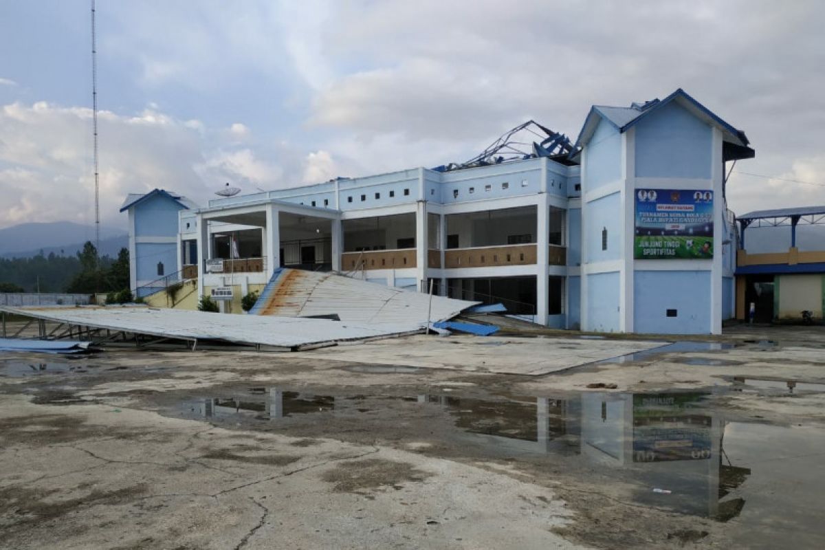 Puting beliung terbangkan atap Stadion 1000 Bukit di Gayo Lues