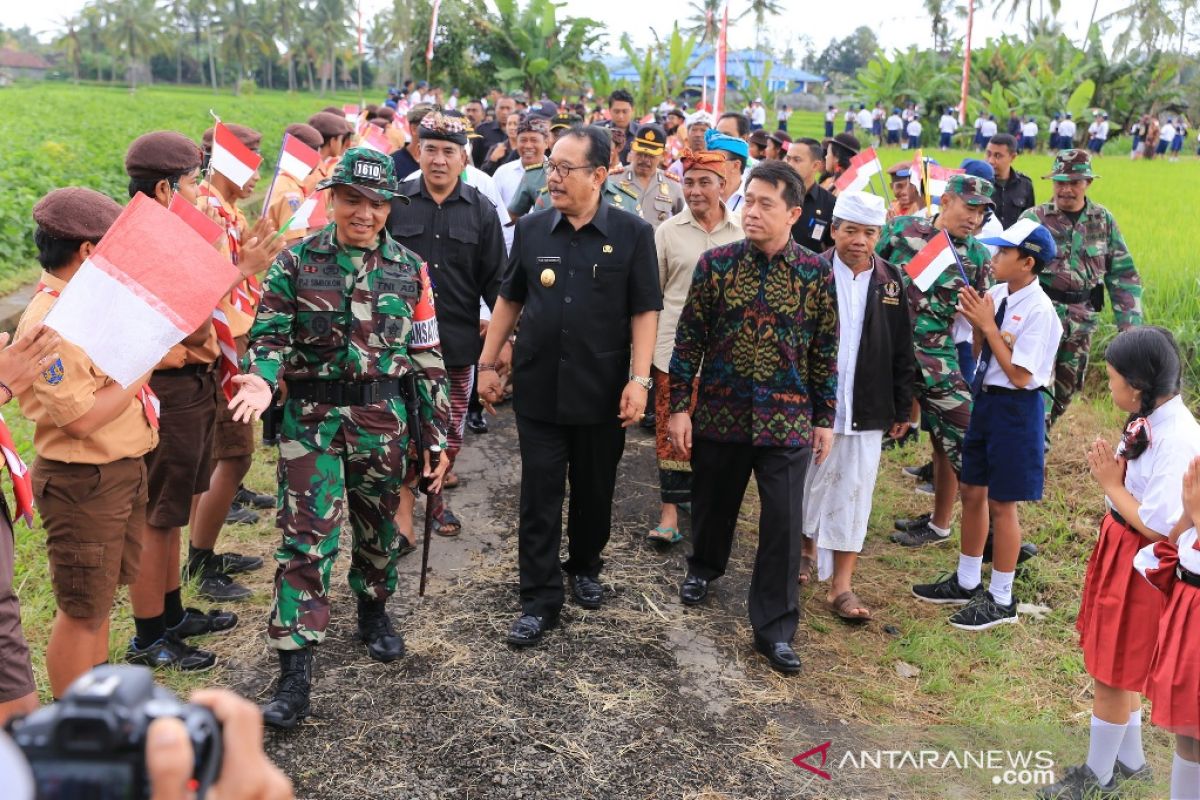 Pemkab Klungkung dan TNI bekerja sama membangun infrastruktur