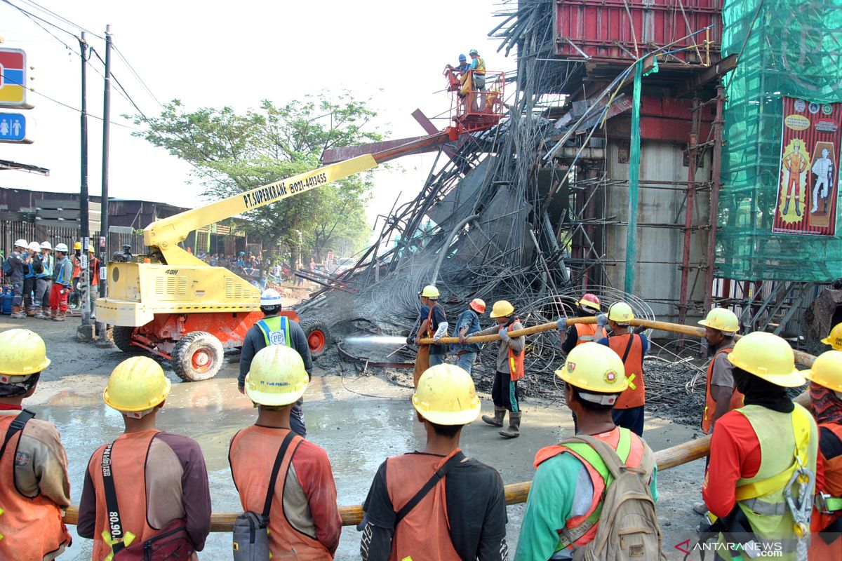 Cor beton proyek Tol BORR tumpah, lalu lintas menuju Parung dialihkan