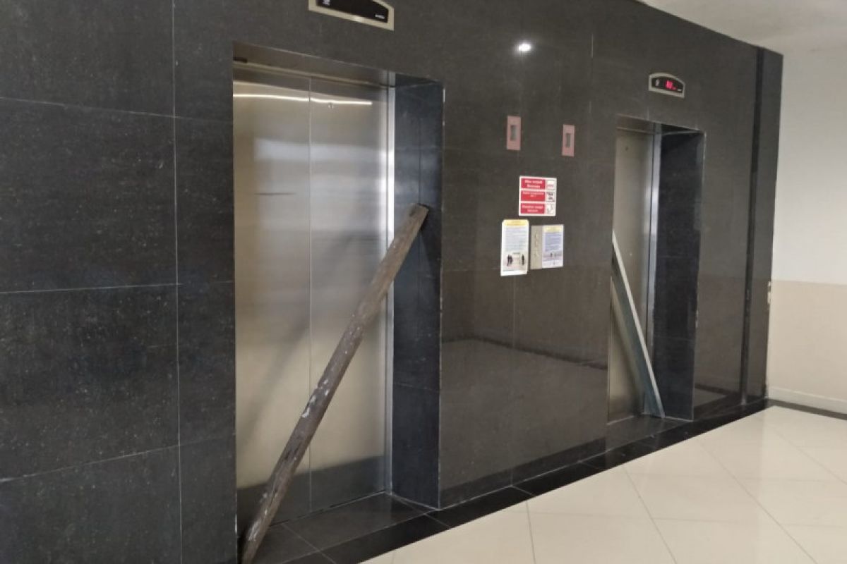 Tiga orang pengunjung RSUP M Djamil Padang terjebak dalam lift selama satu jam