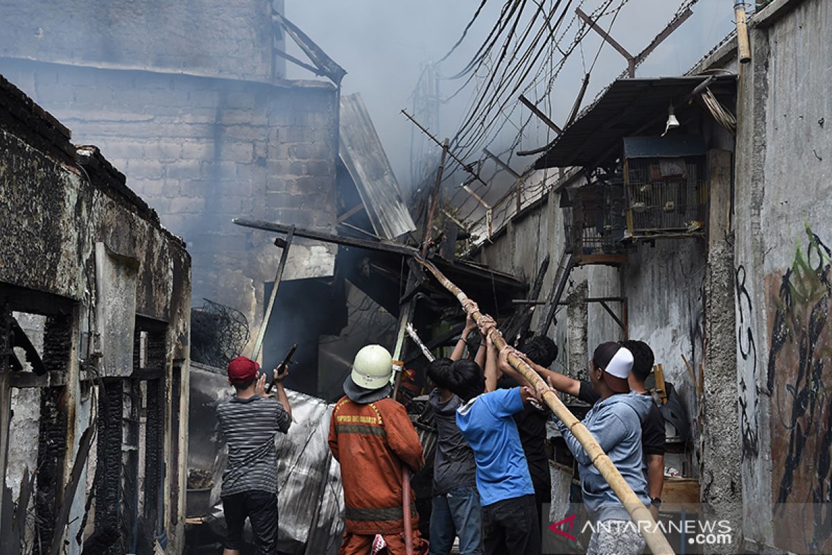 Akses sulit, kebakaran di Tebet belum berhasil dipadamkan