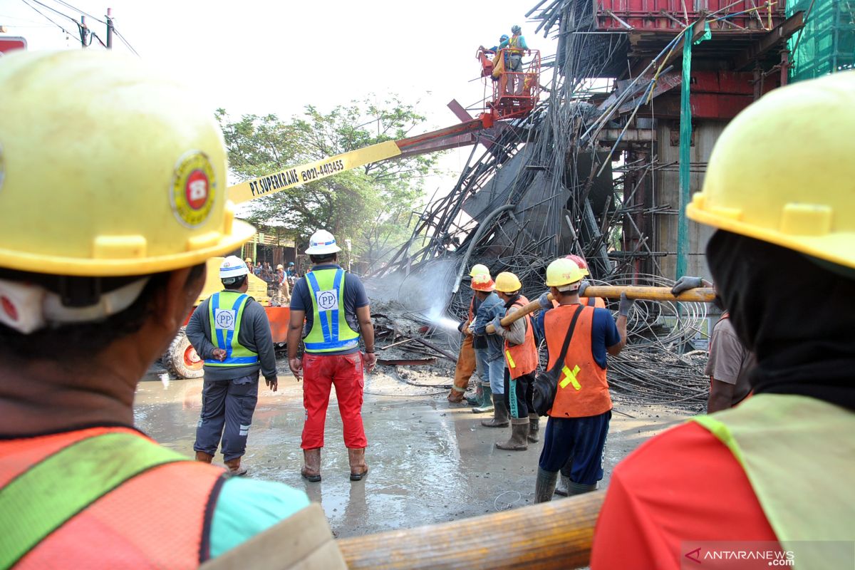 Jalan Sholeh Iskandar masih ditutup imbas coran tiang Tol BORR ambruk