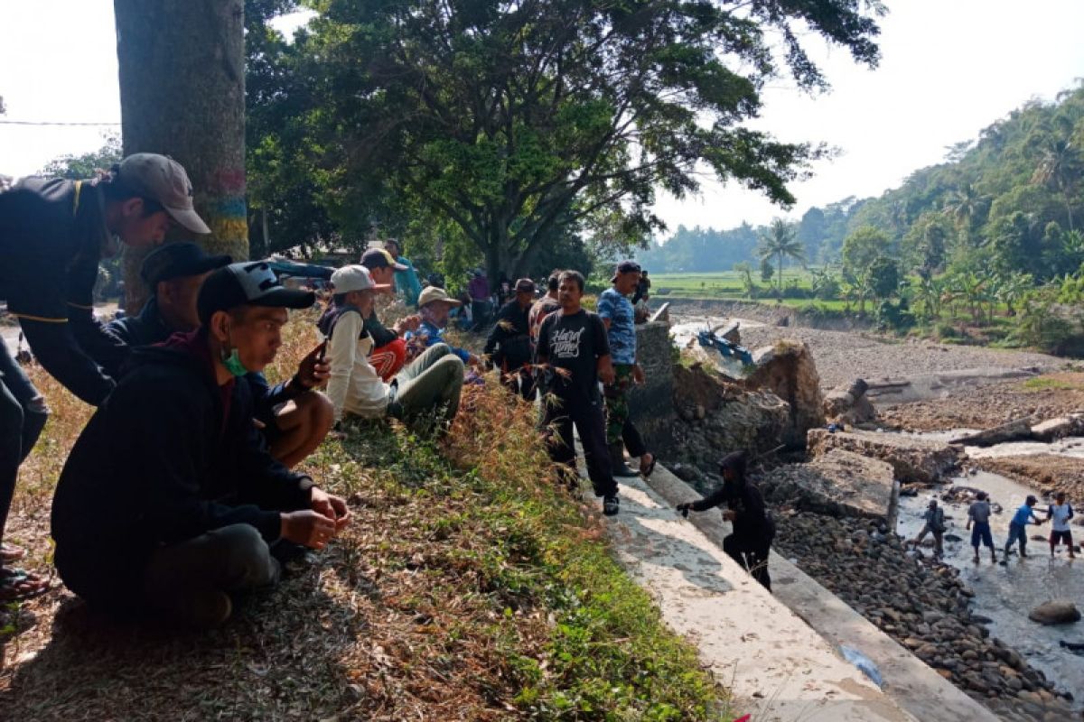 Pemkab Cianjur pasang bronjong tangani darurat irigasi Cisokan