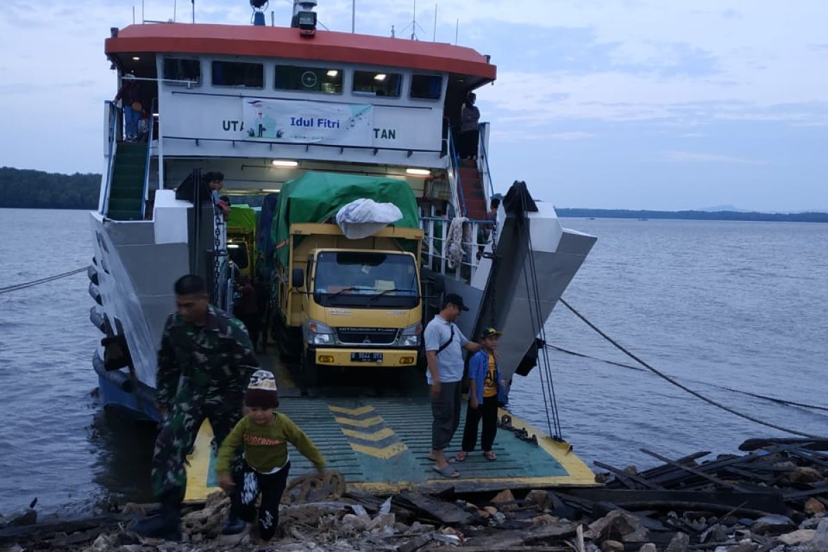 Penumpang sulit keluarkan kendaraan dari feri ASDP di Teluk Batang