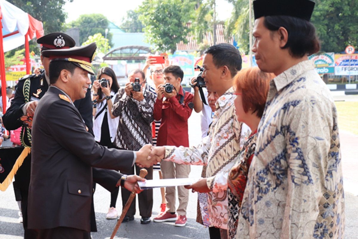 Kapolda Sulut berikan penghargaan kepada warga pendukung tugas polisi