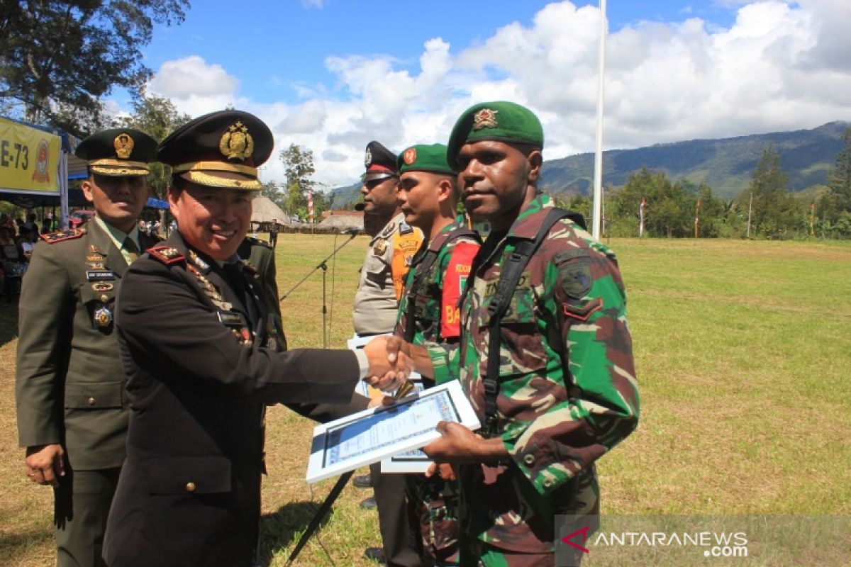 Polres Jayawijaya bersama masyarakat pelosok upacara HUT Bhayangkara