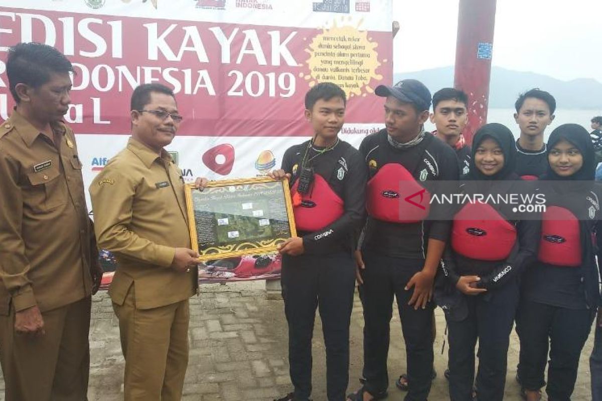 URaL 28 tuntaskan ekspedisi kayak di Danau Toba