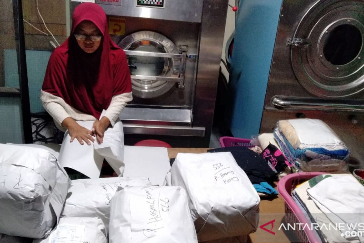 Pengusaha laundry gunakan kertas kurangi penggunaan plastik