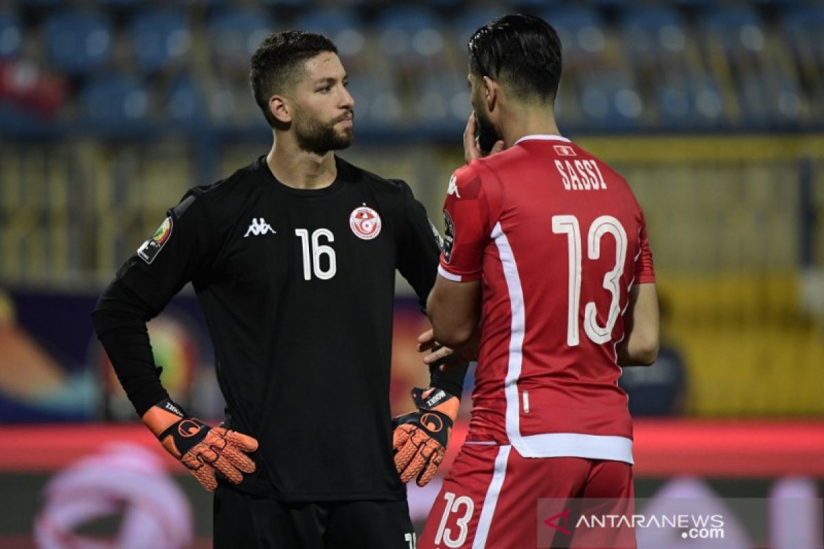 Kiper Tunisia Mouez Hassen minta maaf