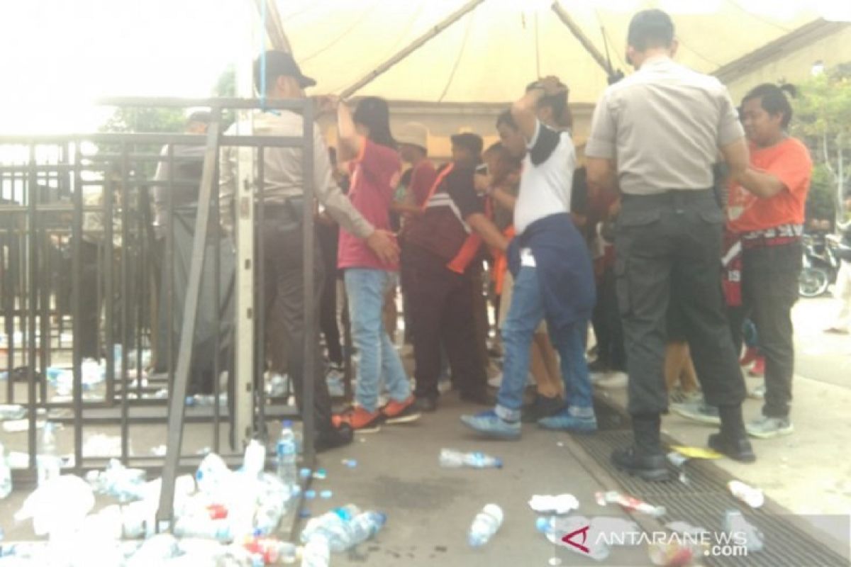 Petugas keamanan razia botol dan benda terlarang dari penonton di stadion Gelora Bung Karno
