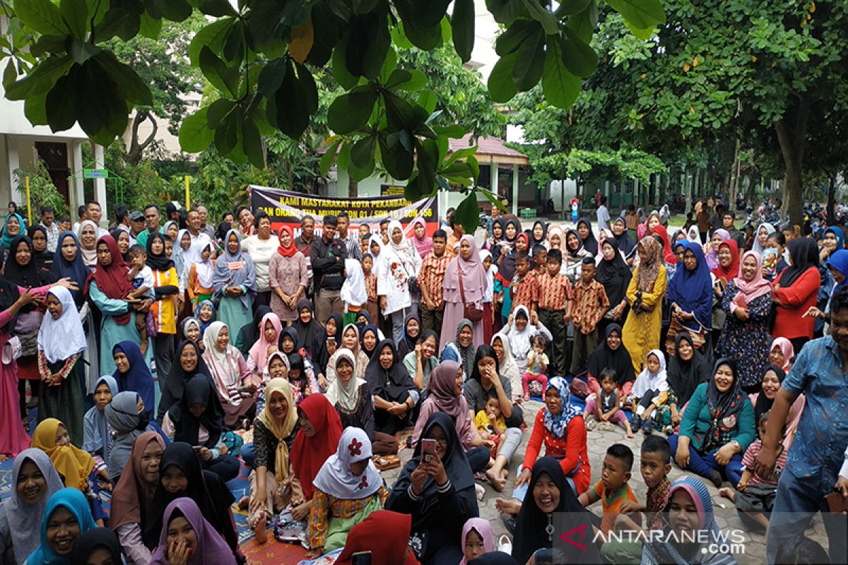 Sekolah berubah jadi pasar, ratusan wali murid demo