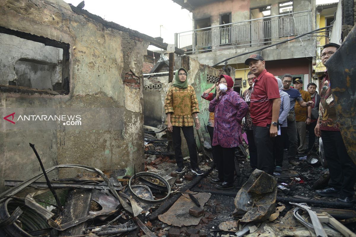 Risma bantu renovasi rumah warga terbakar di Margorukun