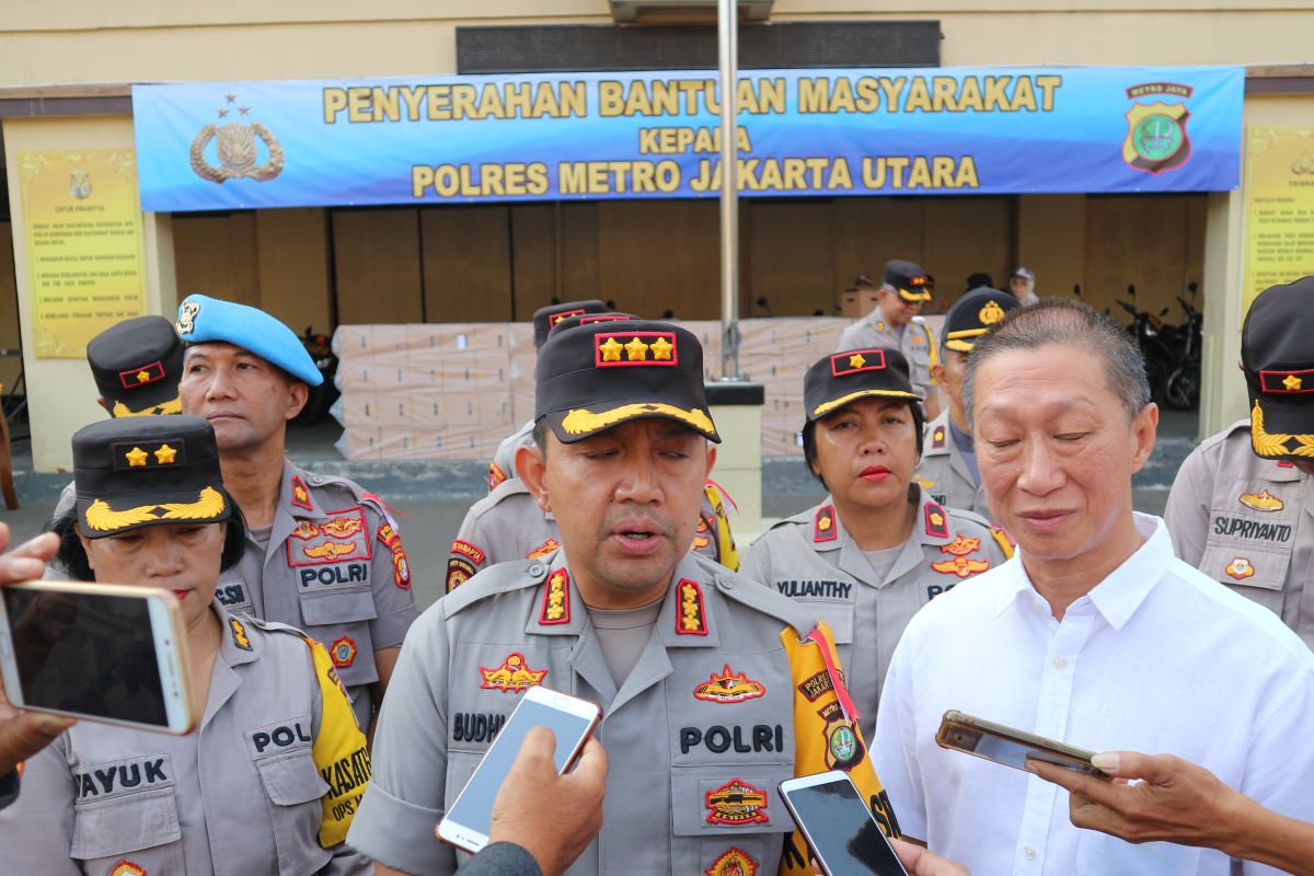 Polisi Jakarta Utara menerima bantuan 500 helm dari masyarakat