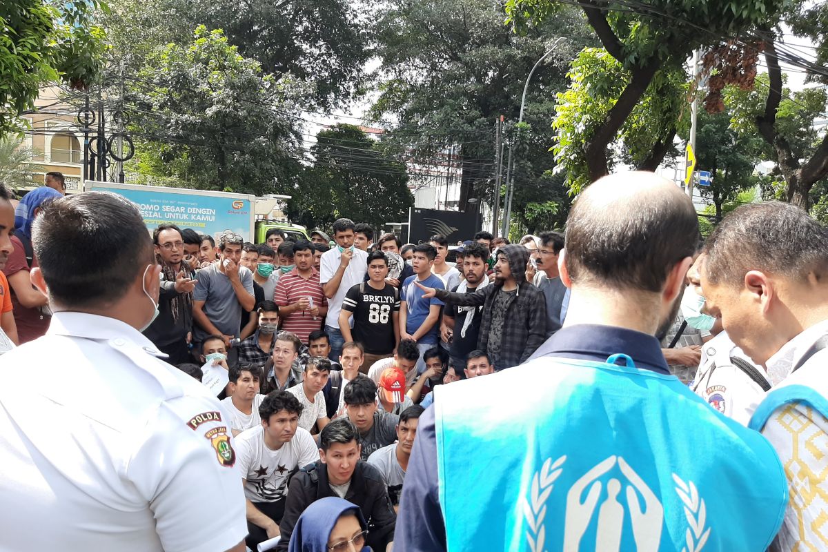 Pengungsi duduki jalanan di depan kantor UNHCR Jakarta