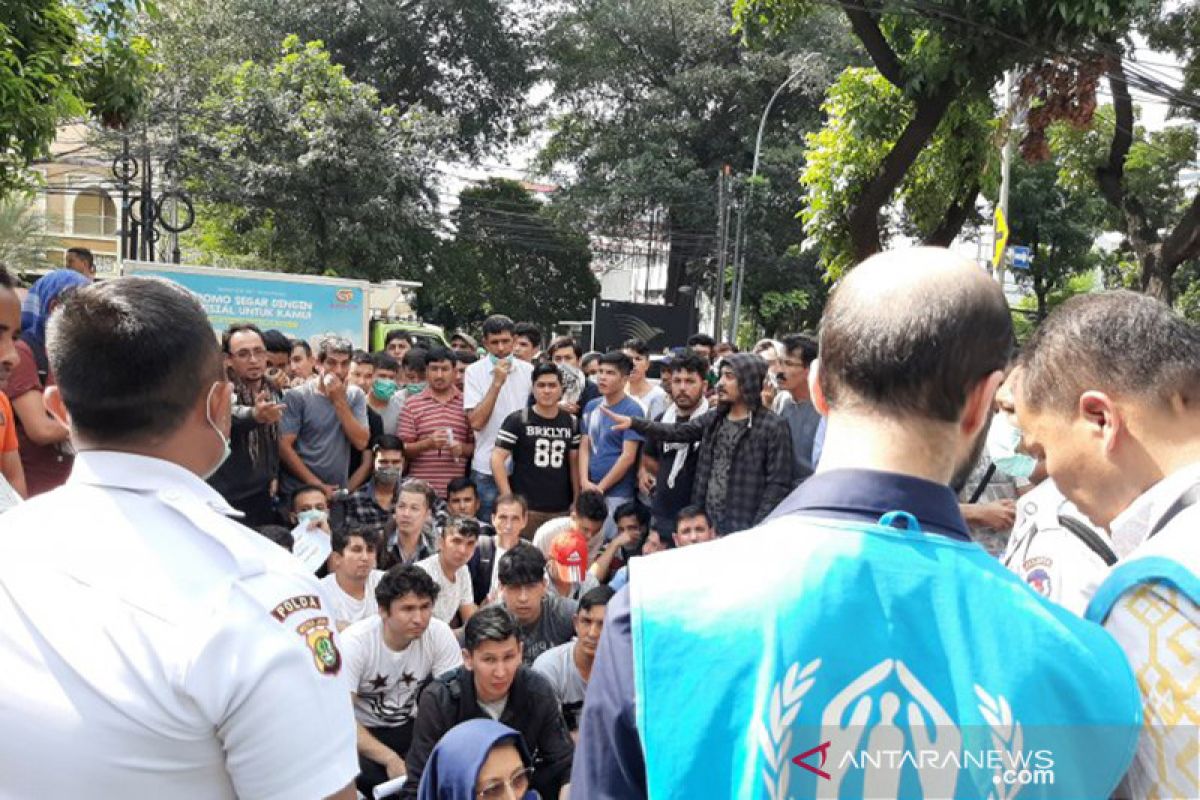 Pengungsi duduki jalanan di depan kantor UNHCR