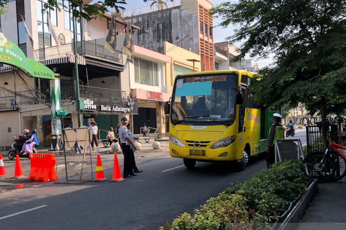 Permasalahan uji coba semi pedestrian Malioboro dikaji dari dua sisi