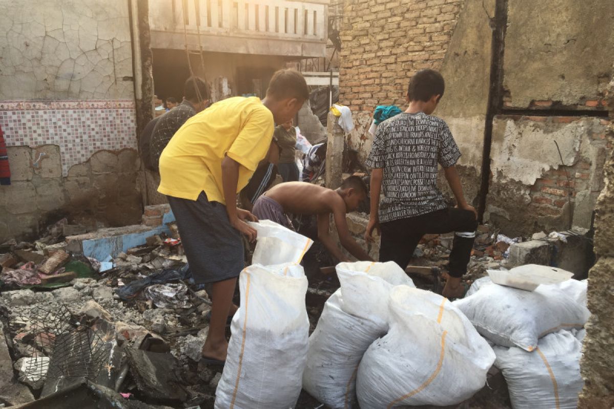 Korban kebakaran Tebet bersihkan puing rumah yang gosong