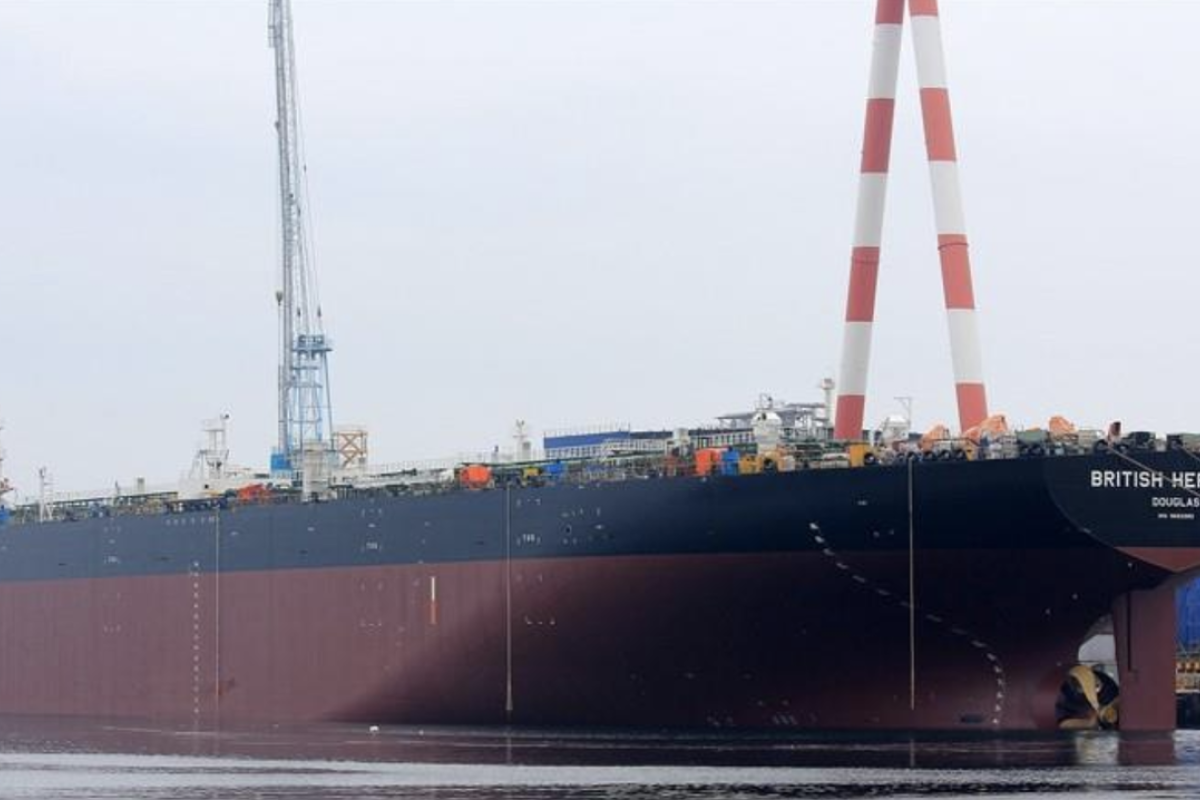 Inggris: Tiga kapal Iran berupaya menghadang kapal kami di Teluk