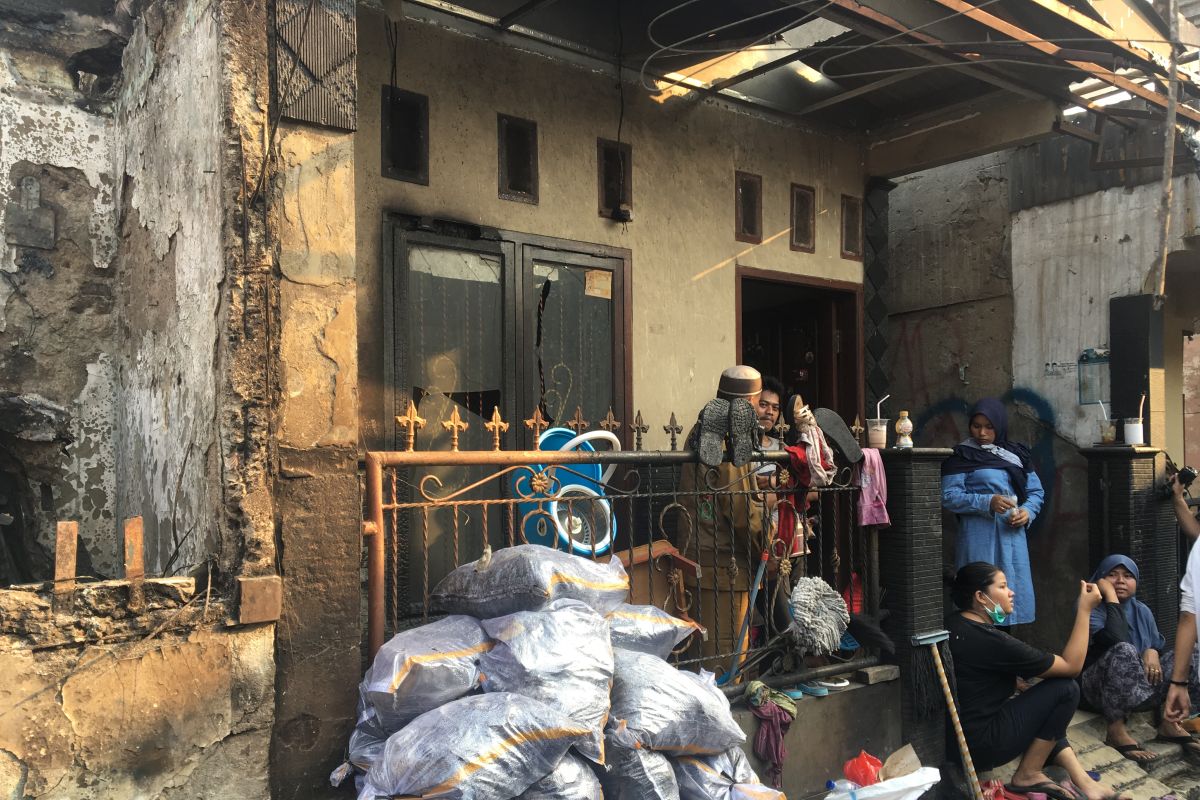 Satu rumah tersisa utuh di kebakaran Tebet