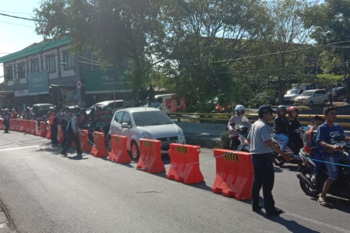 Dishub Denpasar pasang pembatas jalan di Taman Pancing-Pulau Galang