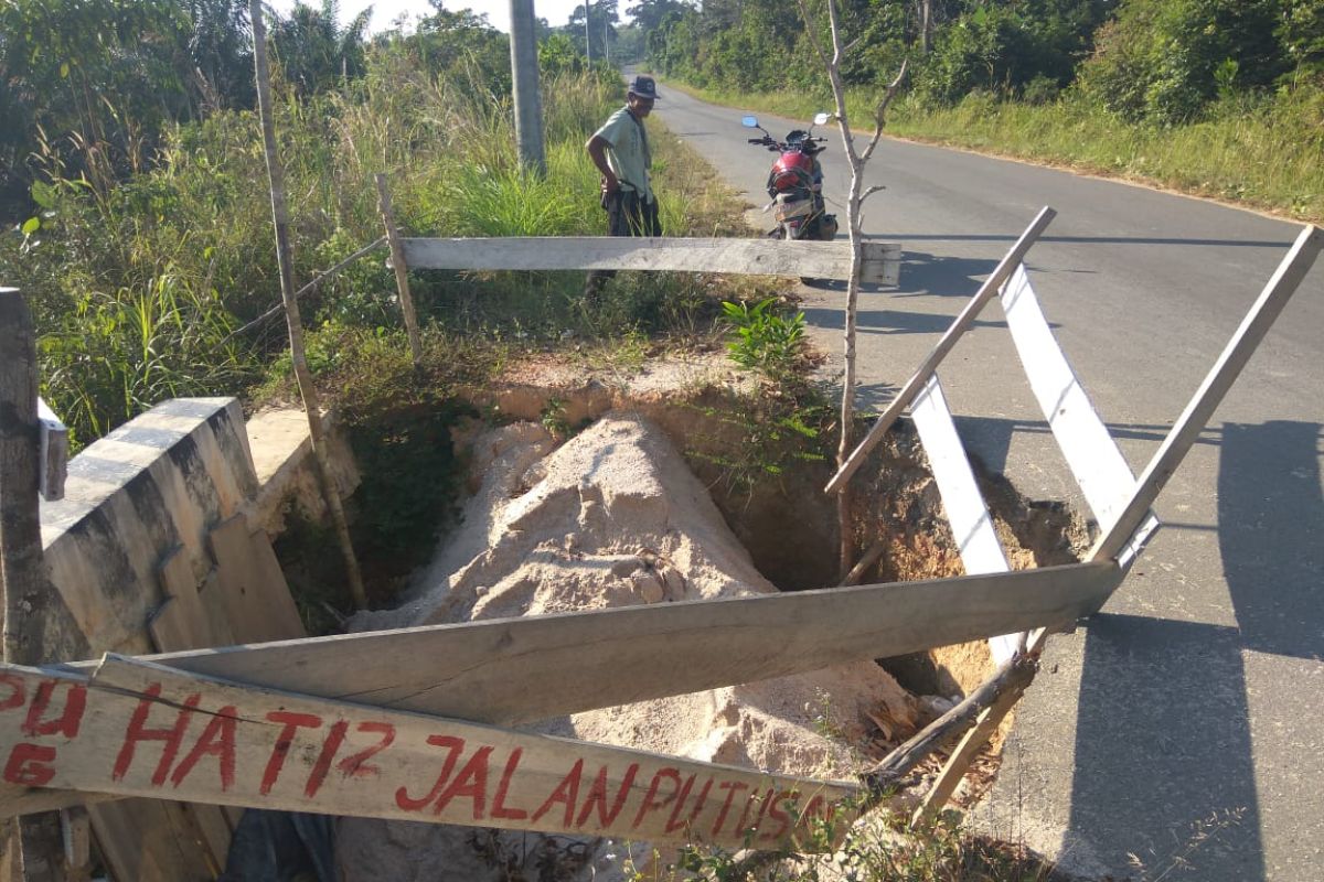 Ruas jalan di Kabupaten Bangka Tengah ambrol tergerus air