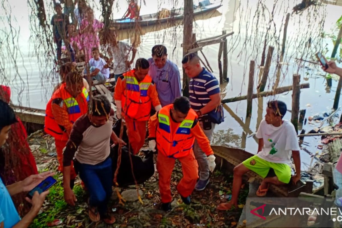 Penambang sampan temukan mayat terapung di Sungai Siak