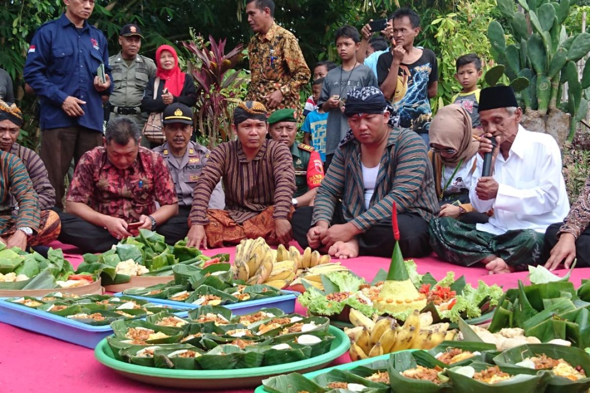 Warga gelar sedekah bumi pada Festival Panji Nusantara di Candi Mirigambar