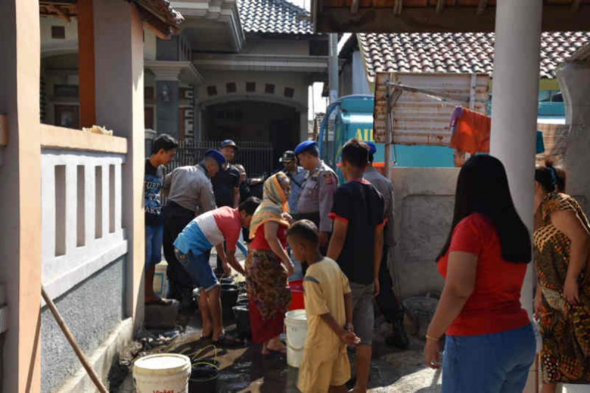 Musim kemarau, BPBD Cirebon mulai salurkan bantuan air bersih