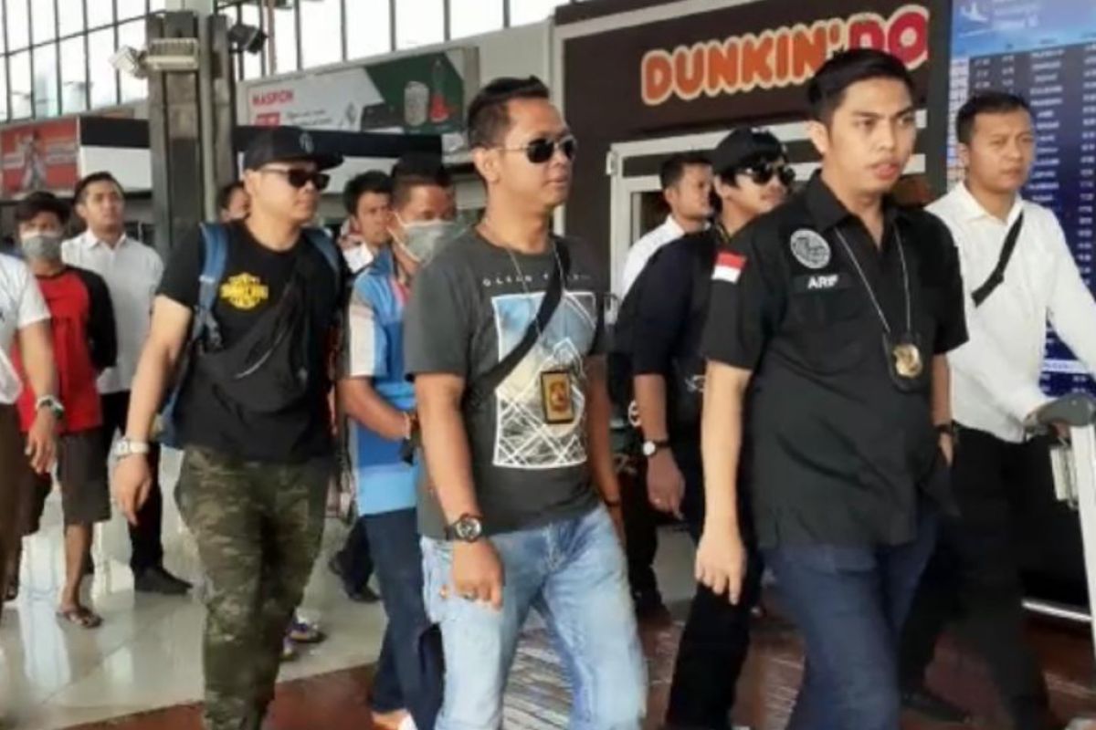 Tersangka pengedar sabu tiba di Bandara Soekarno-Hatta Jakarta