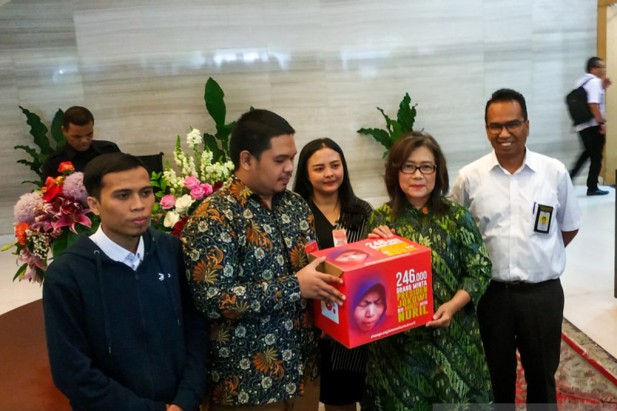 Team Baiq Nuril delivers amnesty petition to government